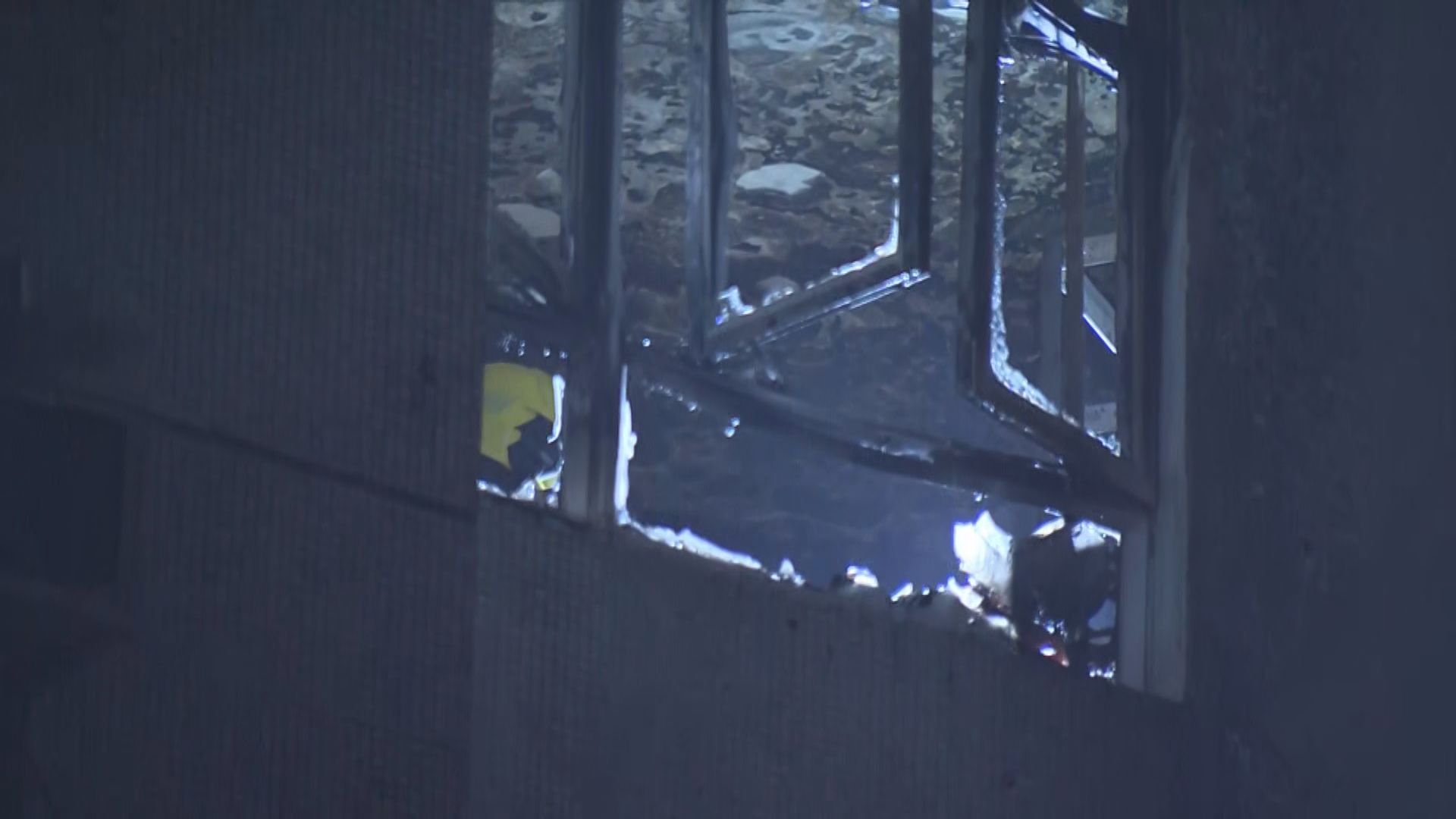 屯門景峰花園單位失火　三人受傷送院