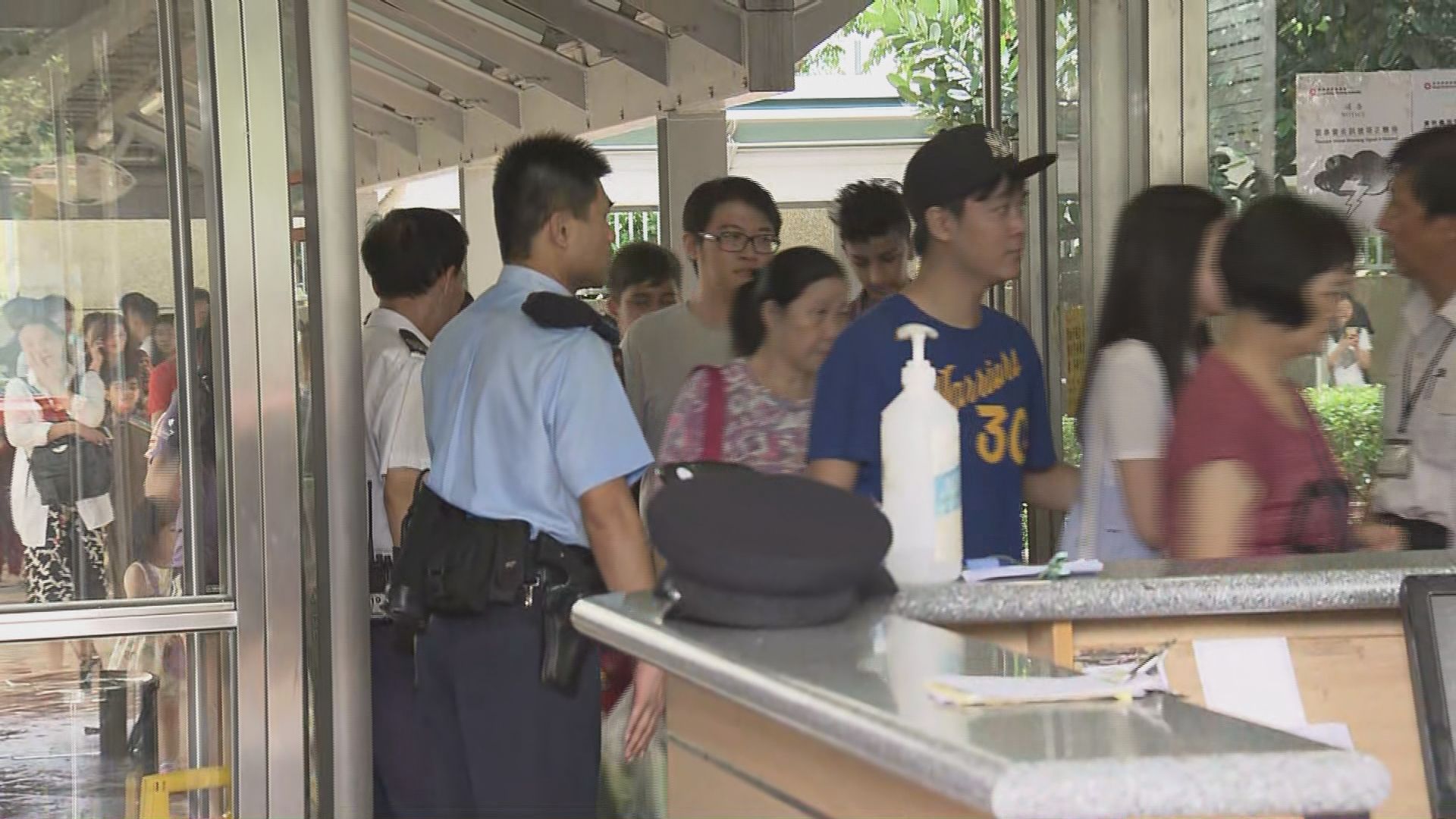 天恒邨單位火警期間約一百人疏散到地下