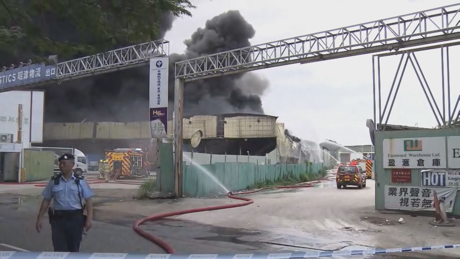 天水圍厦村貨倉三級火　一人受傷送院