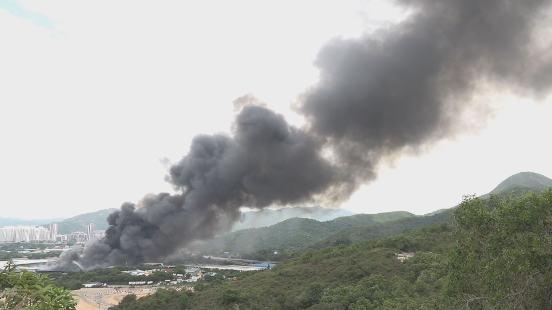 天水圍厦村貨倉三級火兩人傷　深圳可見濃煙席捲半空