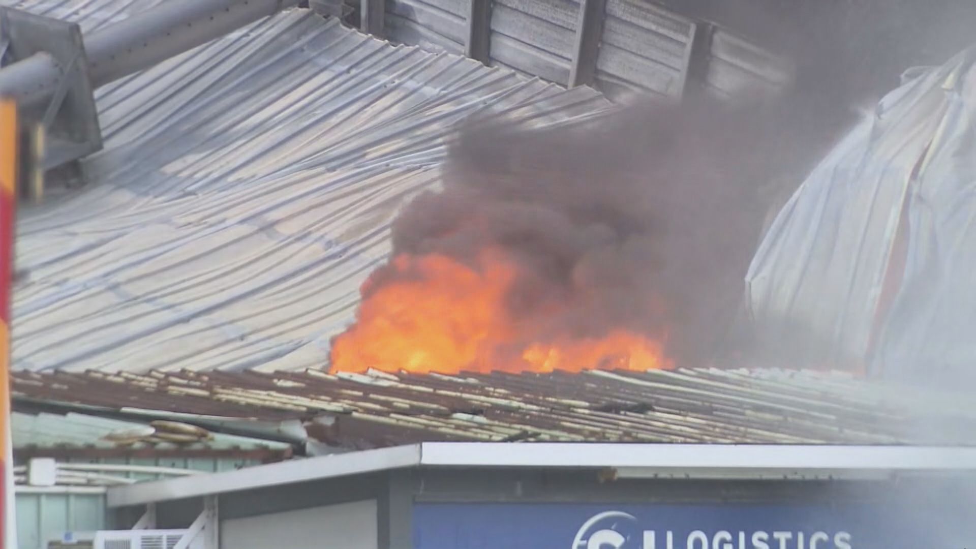 天水圍厦村貨倉三級火兩人傷　貨倉頂燒至變形　深圳可見濃煙席捲半空