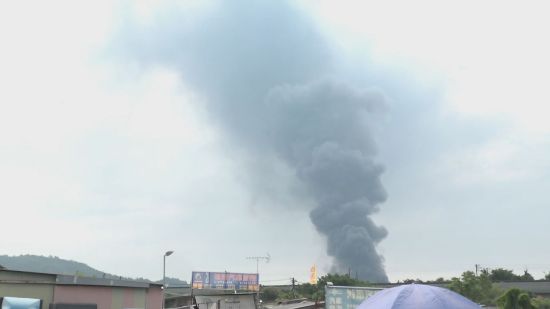 天水圍厦村貨倉三級火兩人傷　消防：火場面積大救援難度增