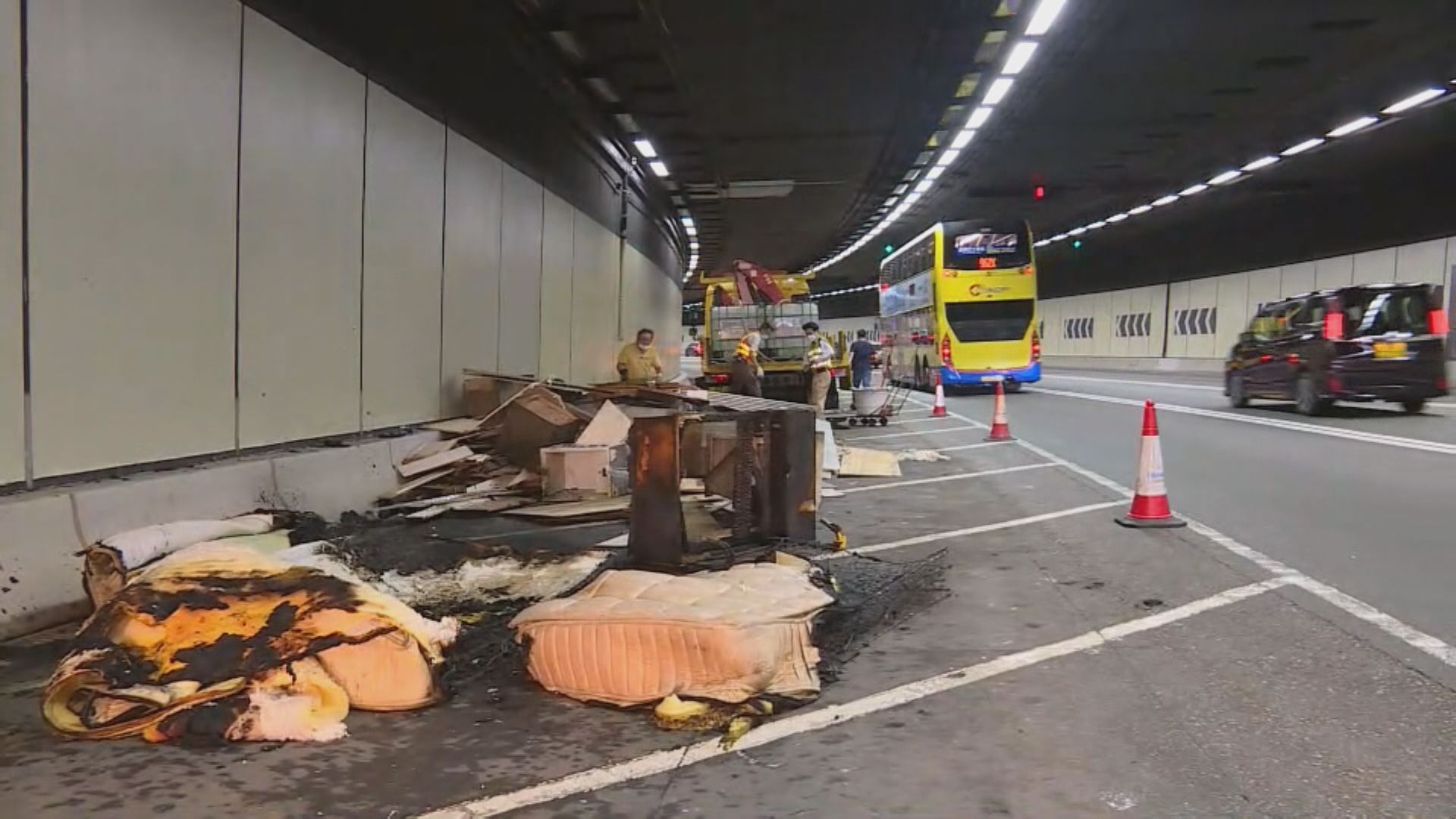 西隧貨車貨斗起火 往九龍方向慢線一度封閉