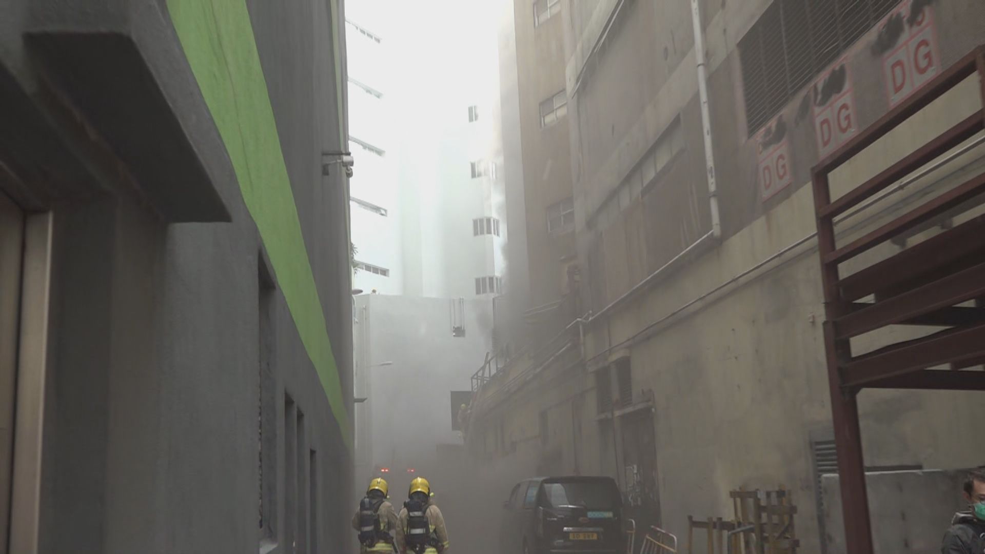 荃灣拆卸中工廈地盤火警　兩名工人送院