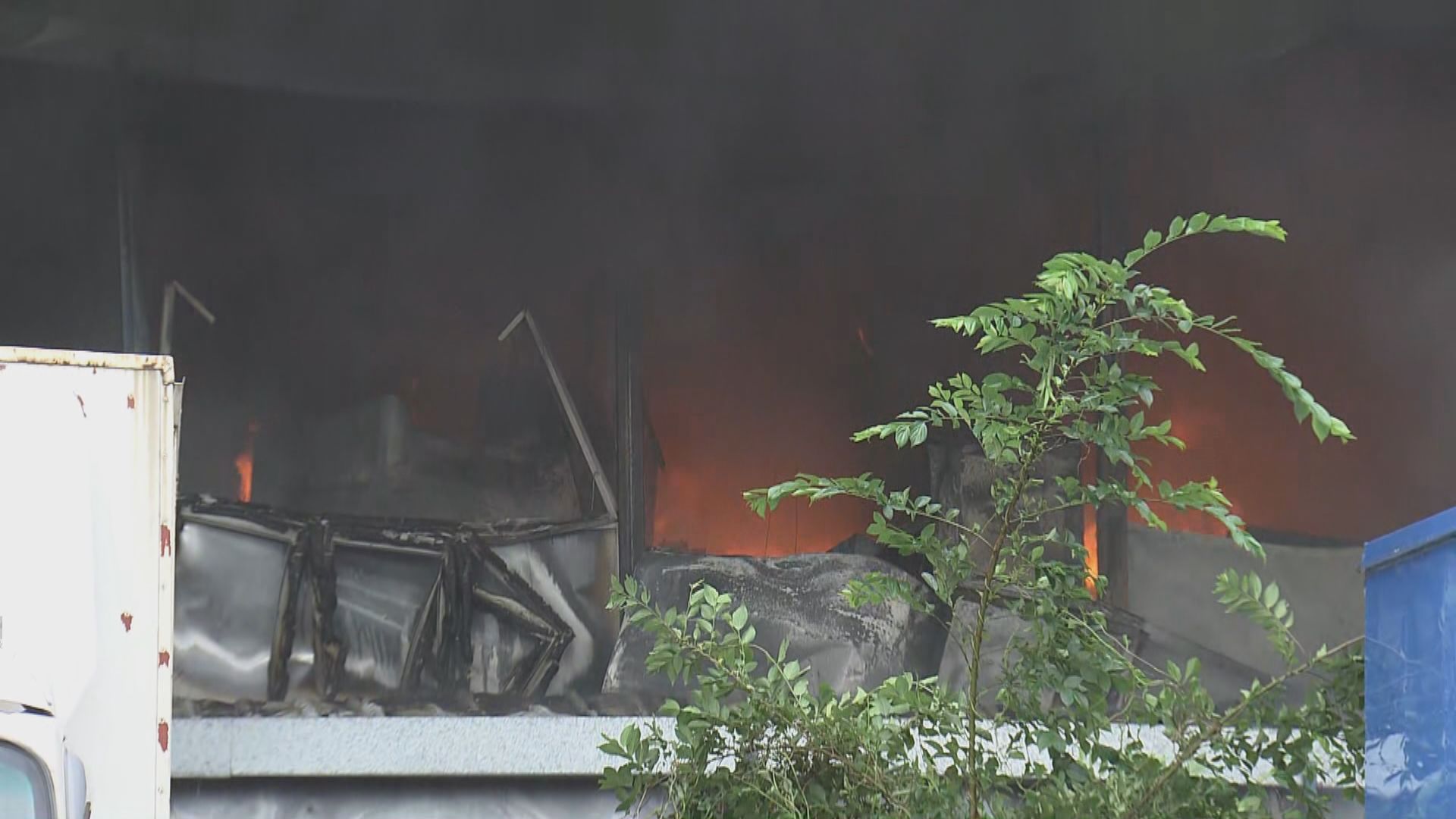 荃灣海角街地盤三級火兩人送院