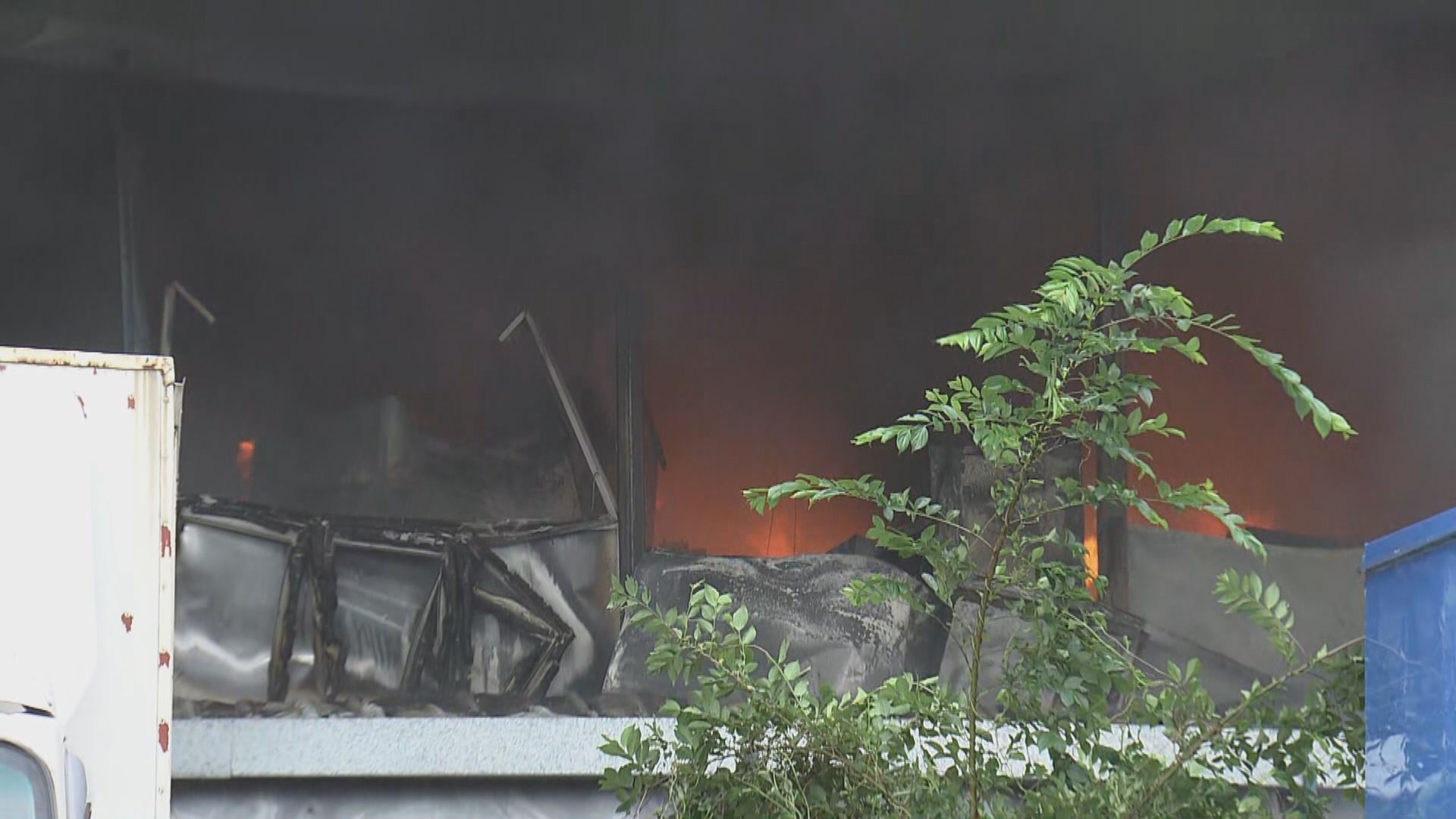 荃灣海角街貨倉三級火兩人送院