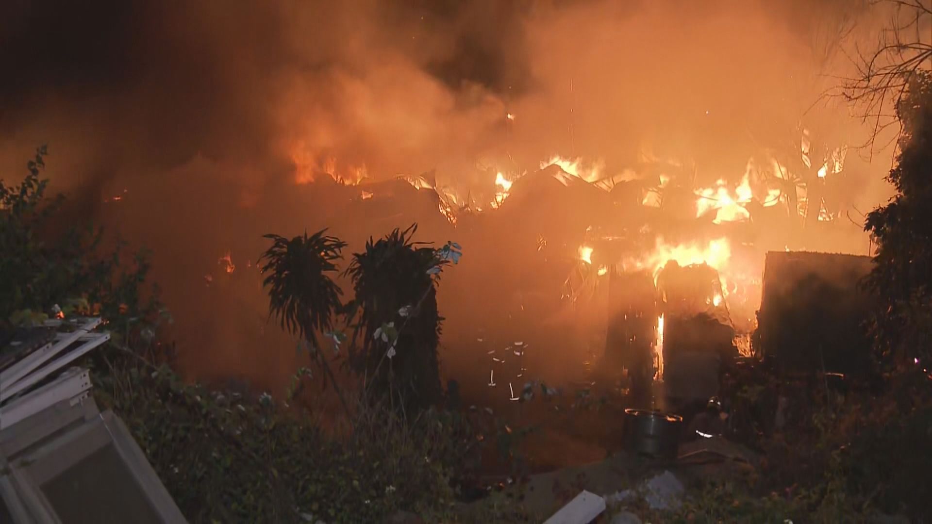 荃灣橫龍村三級火約廿人疏散　至少二人送院