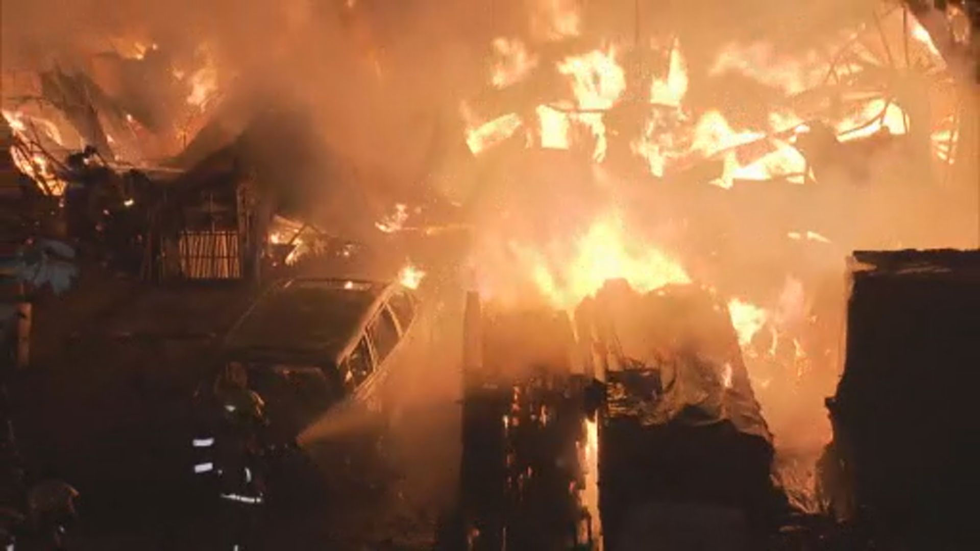 荃灣橫龍村三級火約一百人疏散　至少二人送院