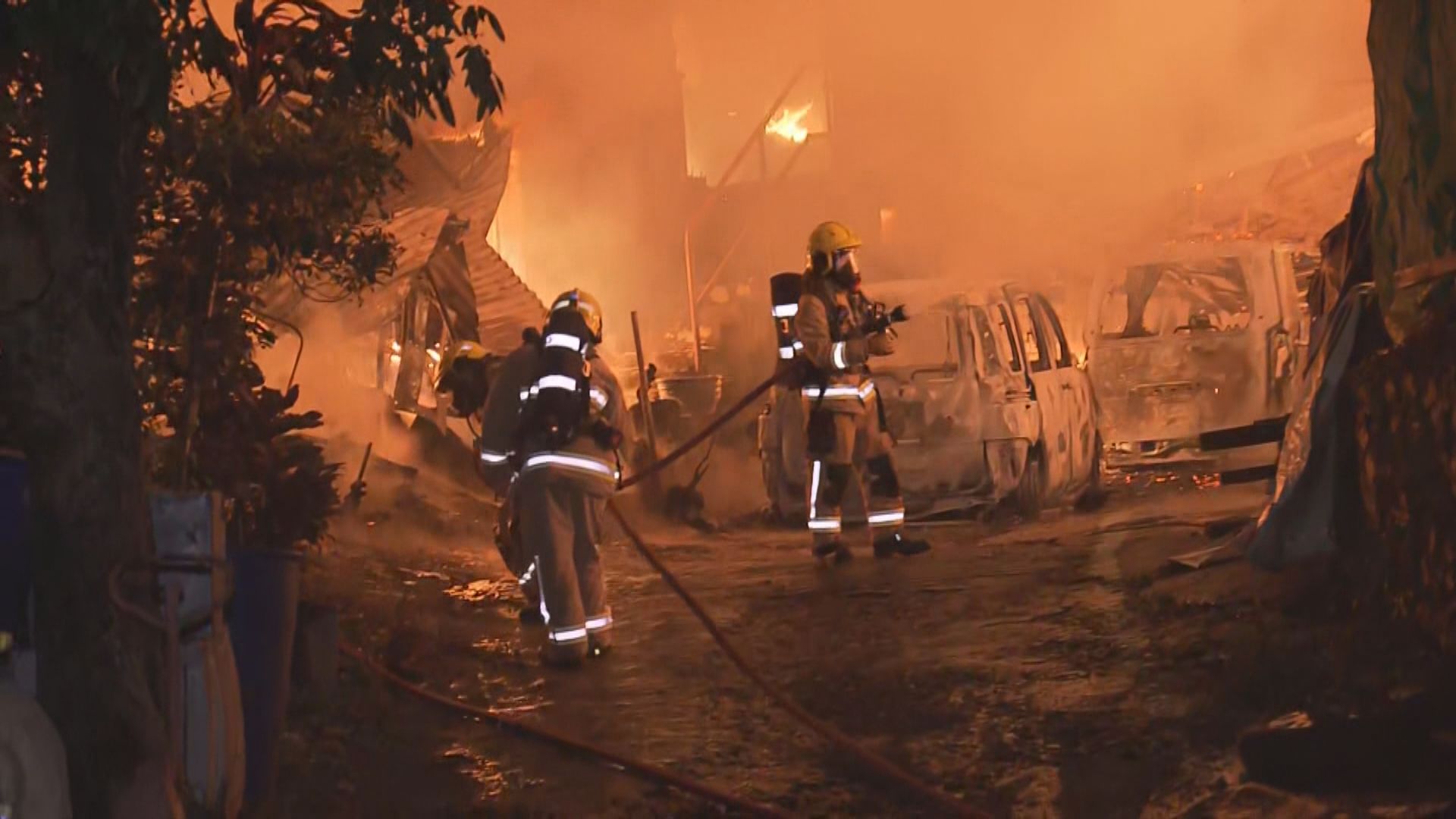 荃灣橫龍村三級火救熄　兩人不適送院