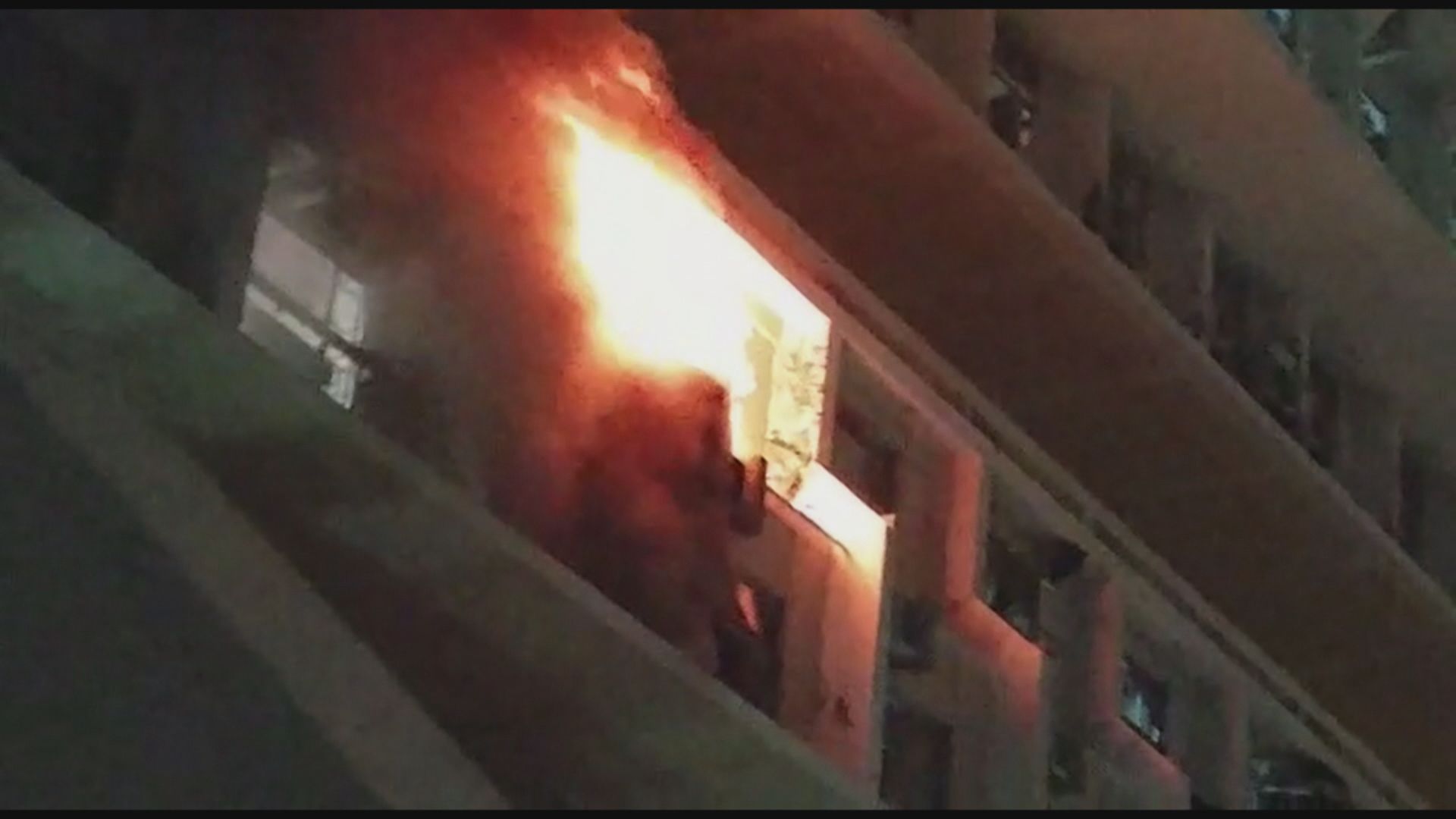 青衣長宏邨單位失火　二百人疏散