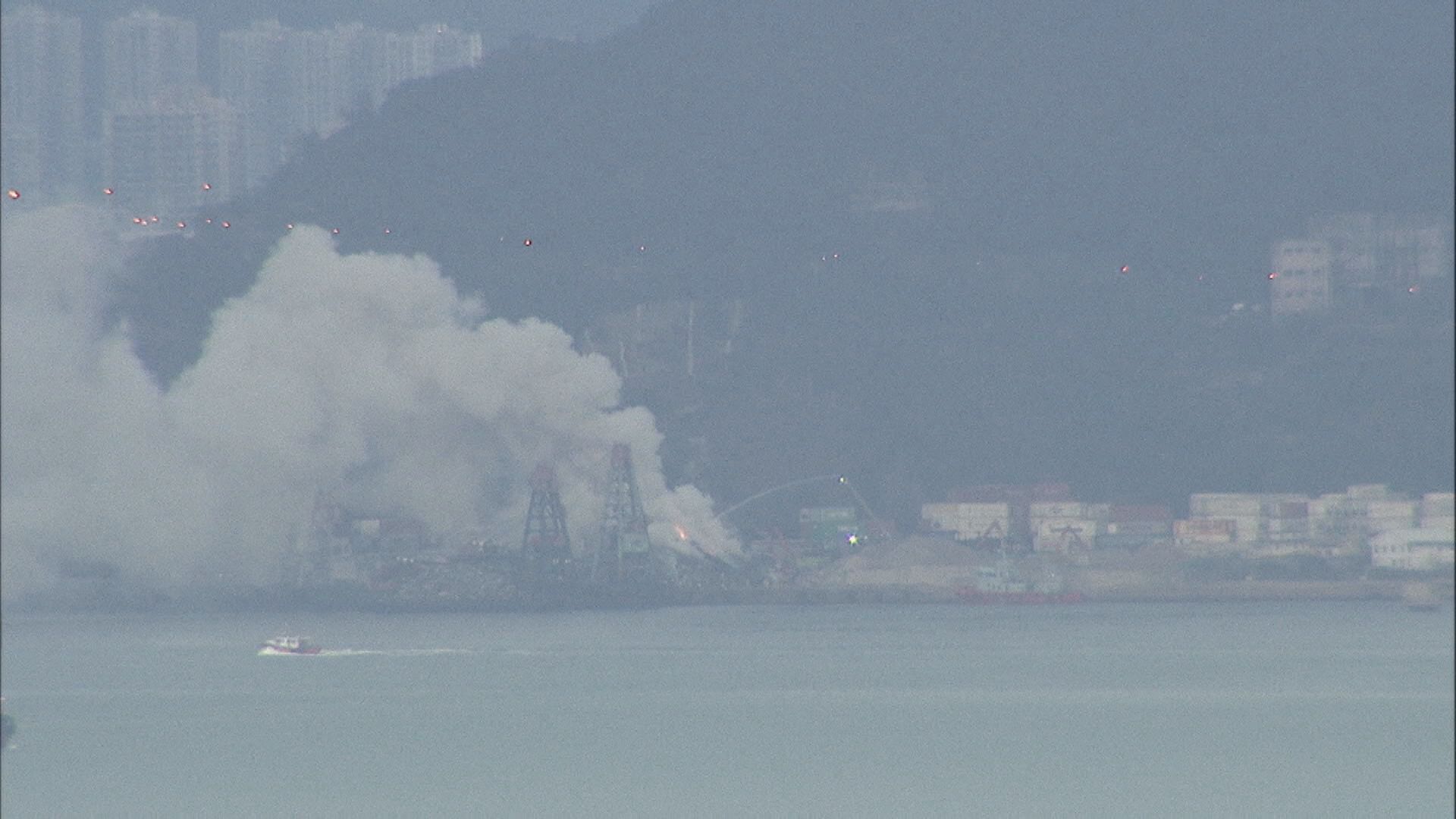 青衣一個回收場凌晨發生火警