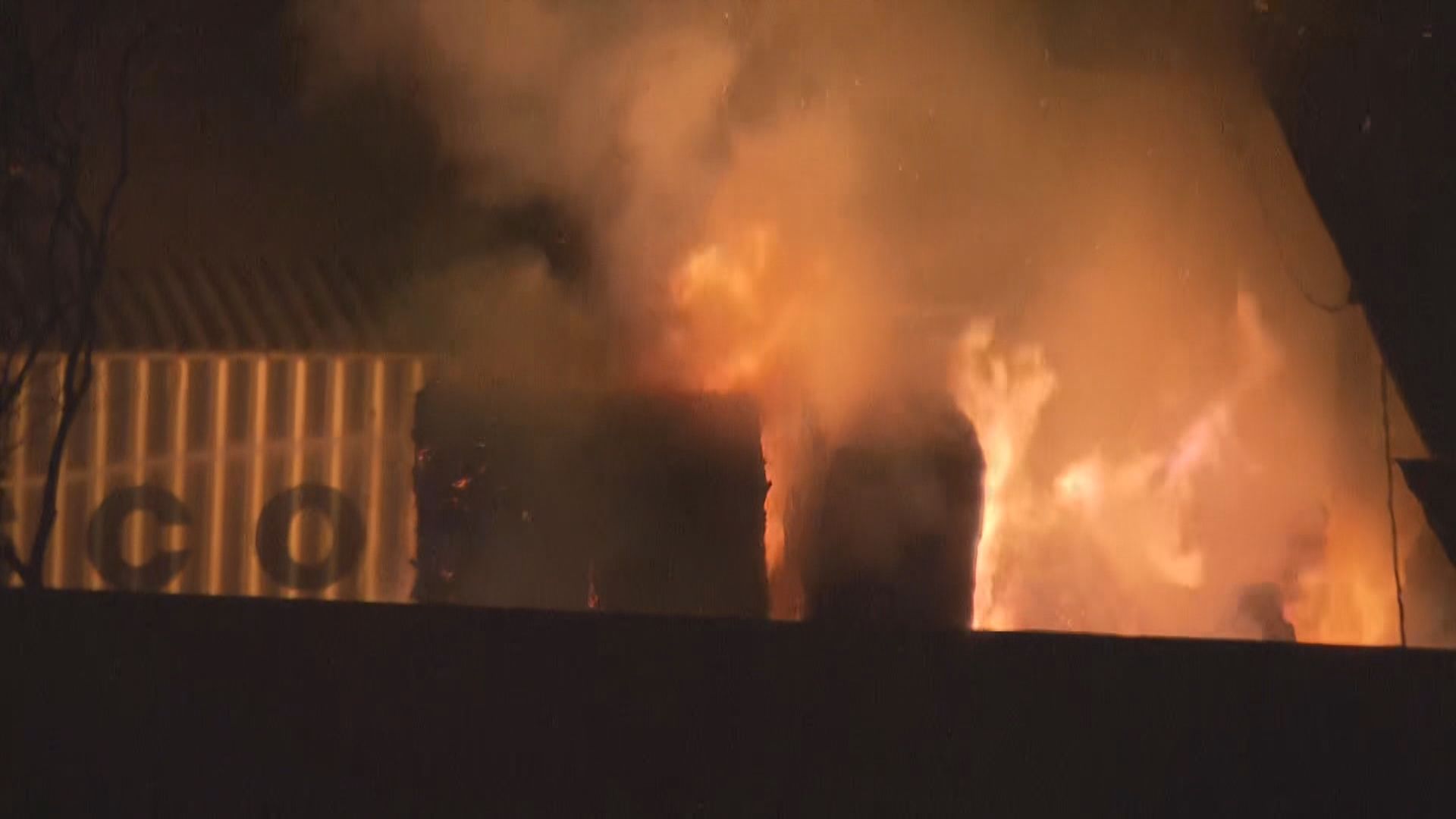 青衣路油庫旁回收場發生二級火