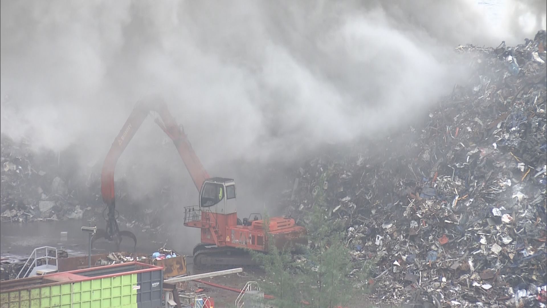 青衣鐵廠二級火焚燒近五小時救熄無人傷　煙霧或影響荃葵青一帶