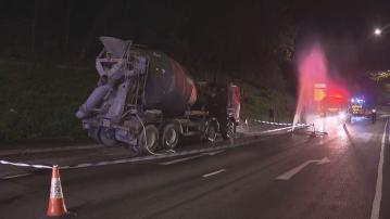 青衣西路田螺車起火無人傷