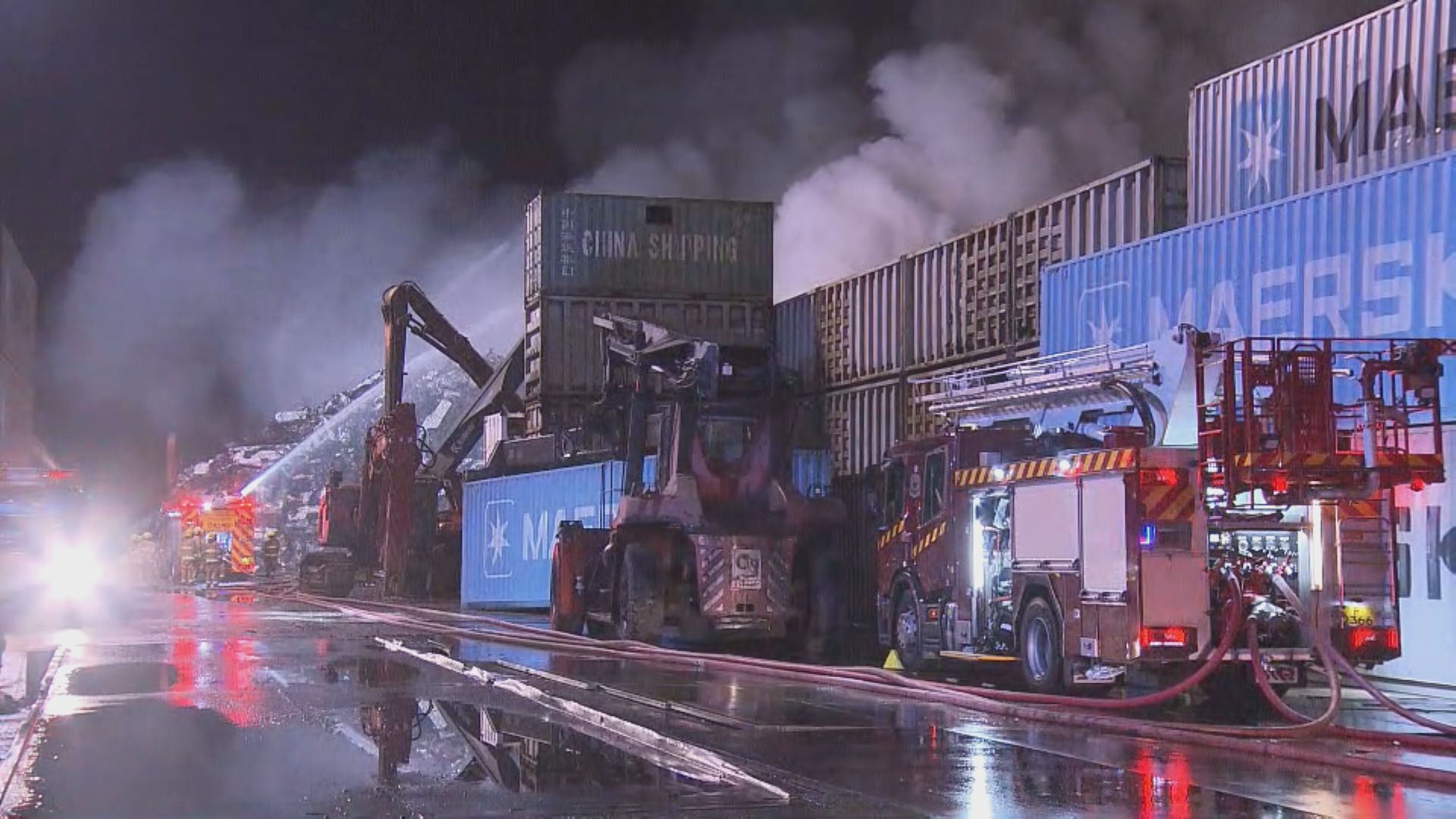 青衣物流倉金屬廢料起火冒出濃煙　消防開喉灌救無人傷