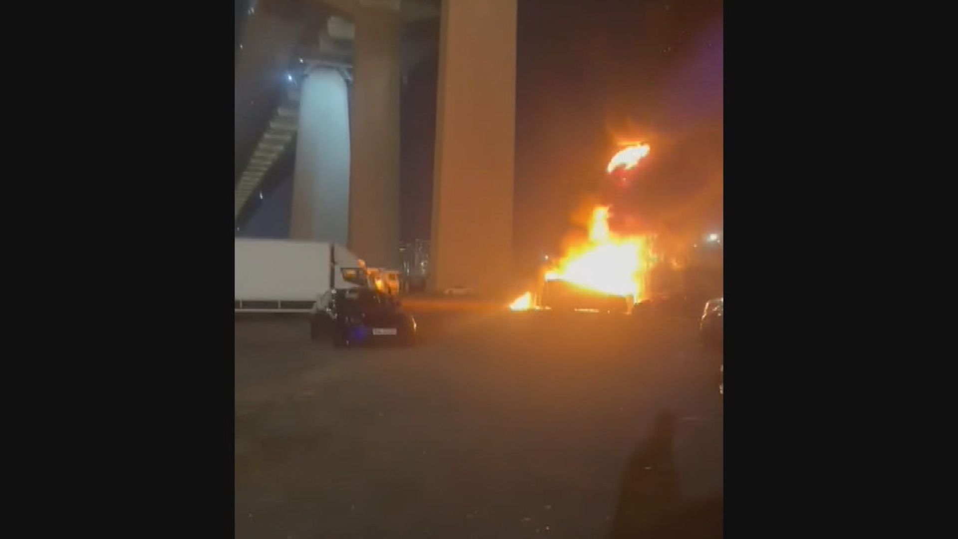 青衣停車場五車起火　無人受傷