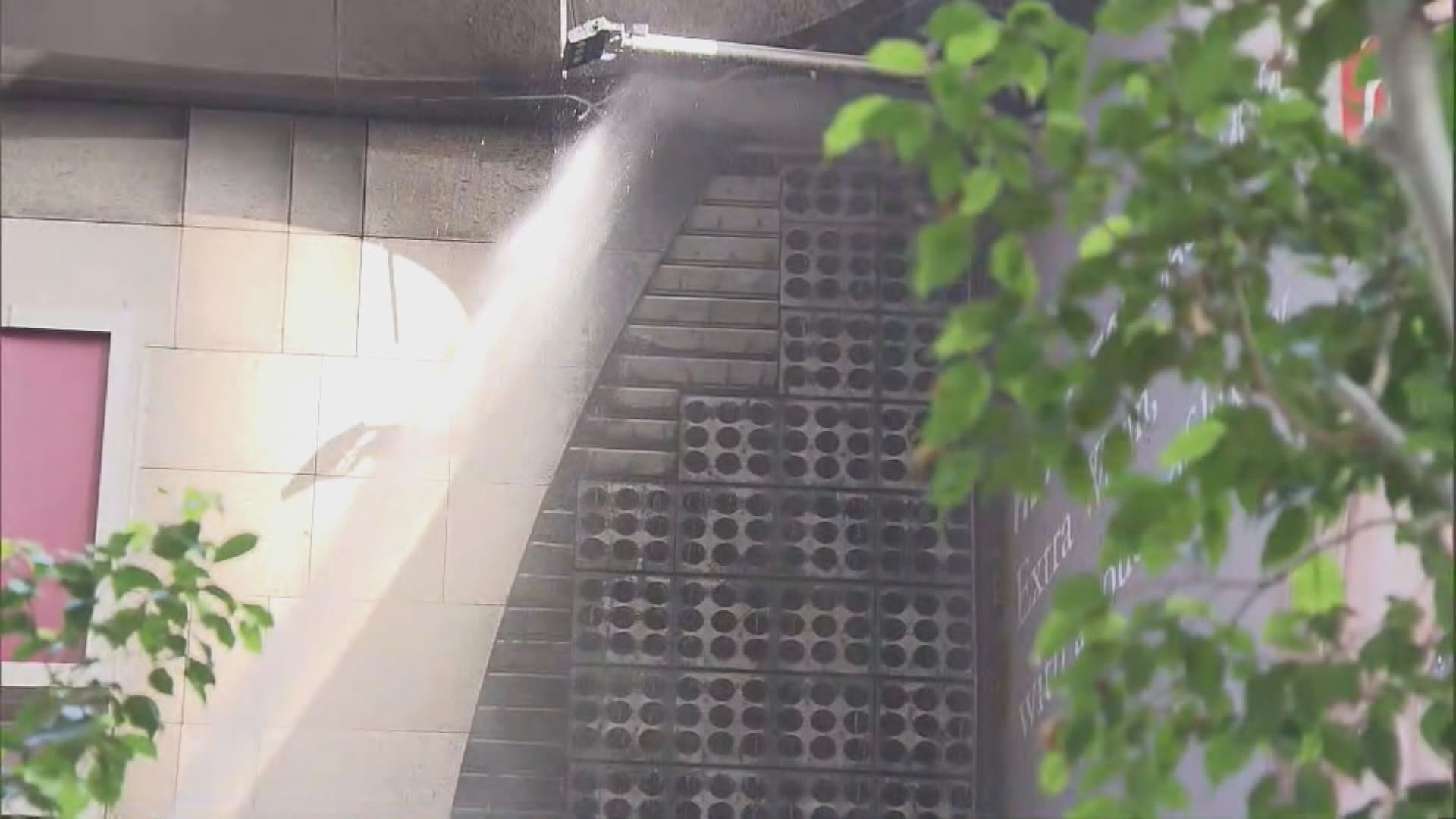 利舞臺廣場外牆飾物起火　無人受傷