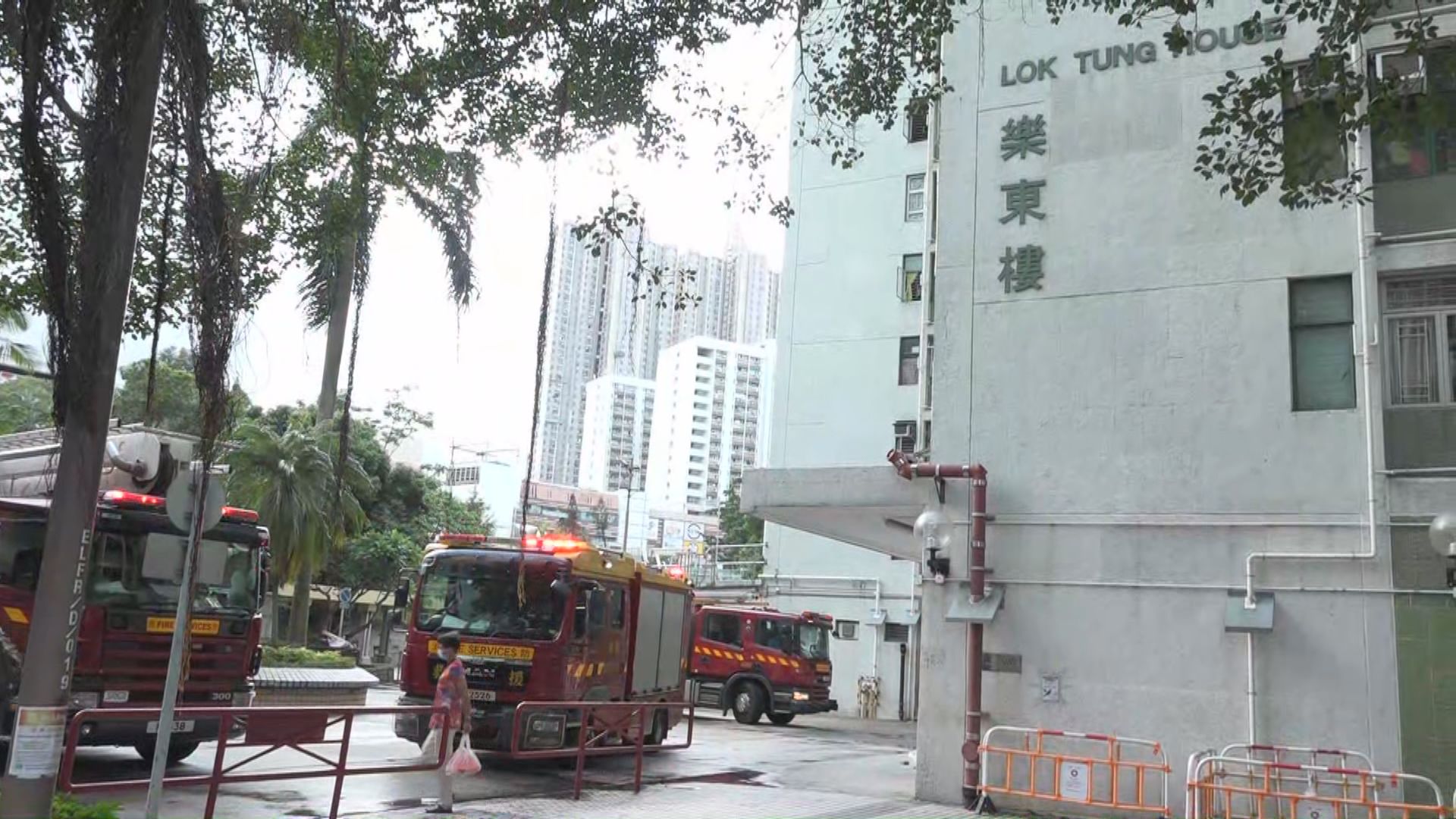 樂富邨單位冒煙起火　2女子送院治理