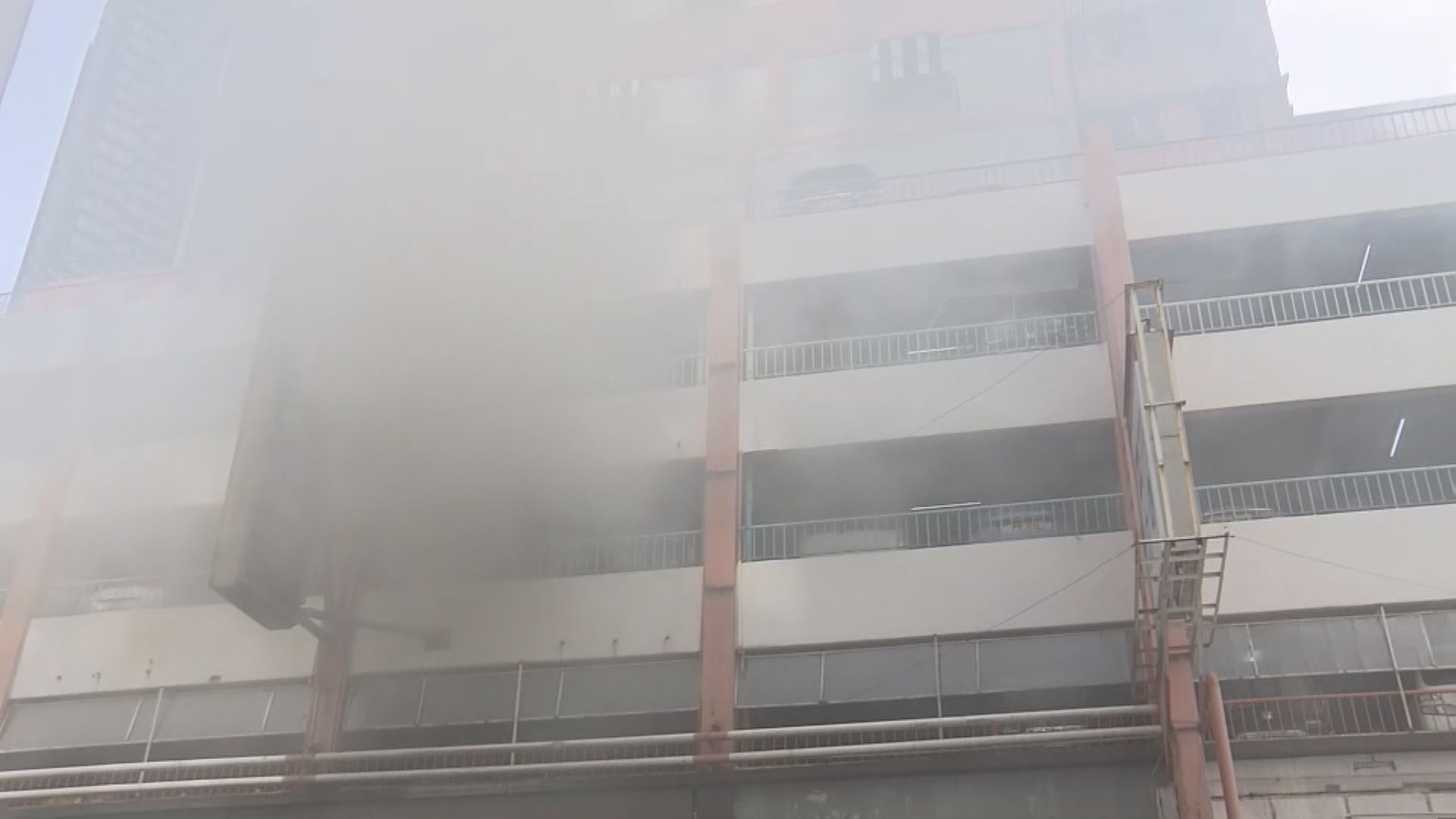 新蒲崗停車場汽車起火 一保安不適送院