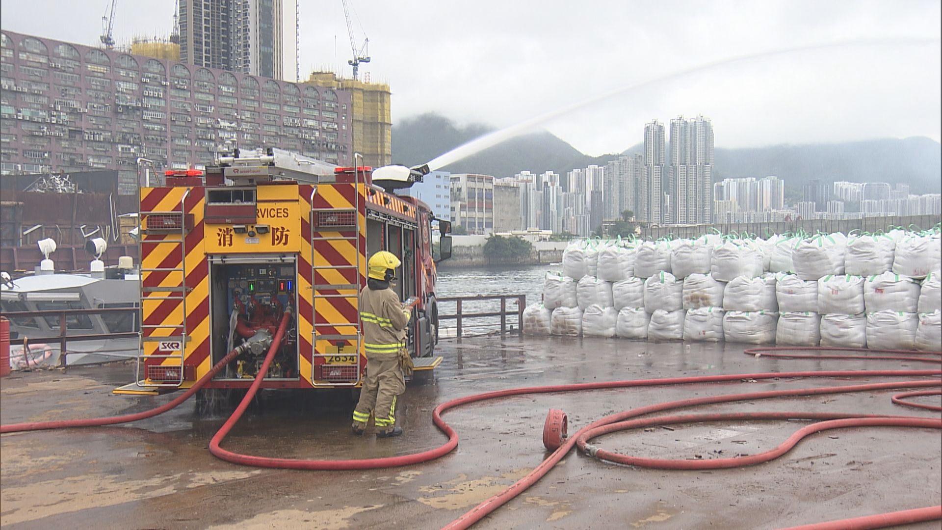 觀塘仔貨船起火 消防處一度發火警特別通知