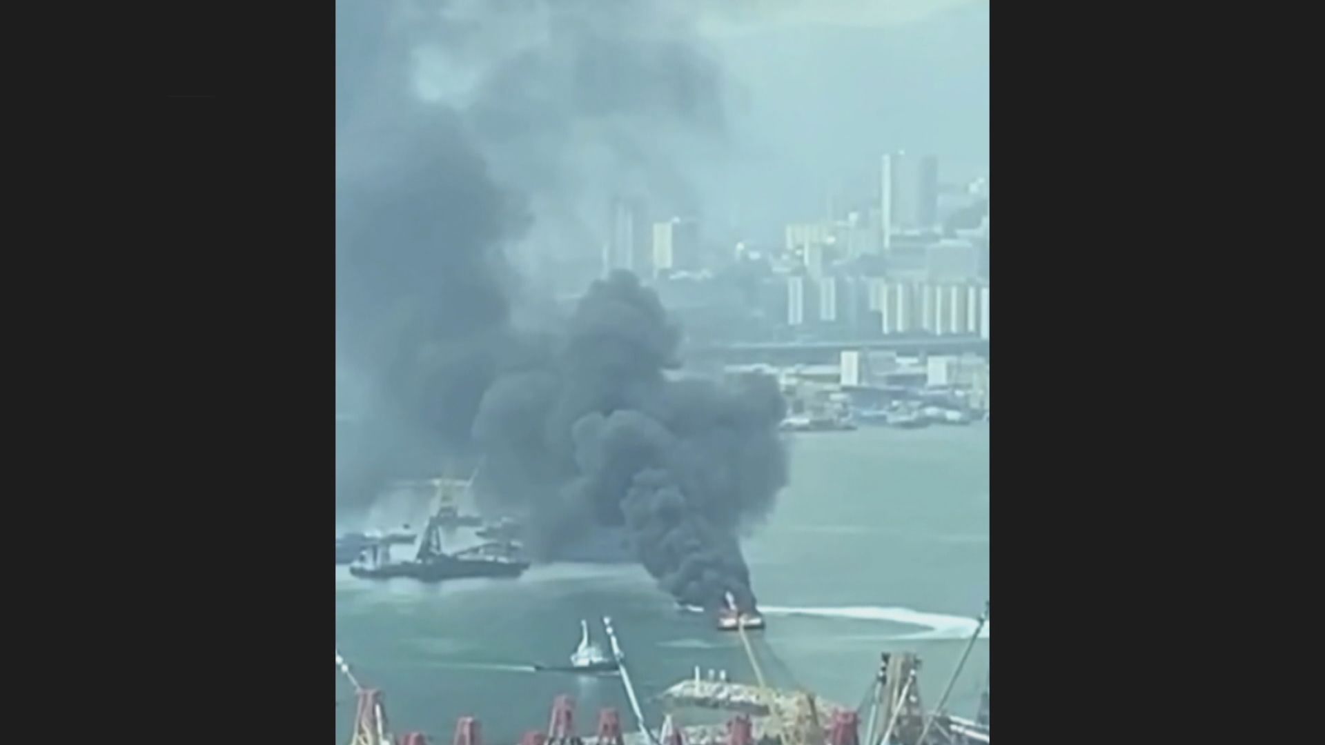 油麻地一艘海事處船隻着火　無人傷