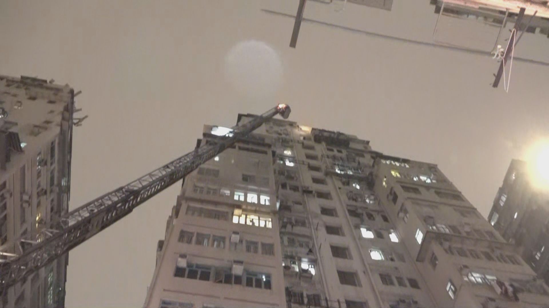 油麻地天台火警　一名男子吸入濃煙不適