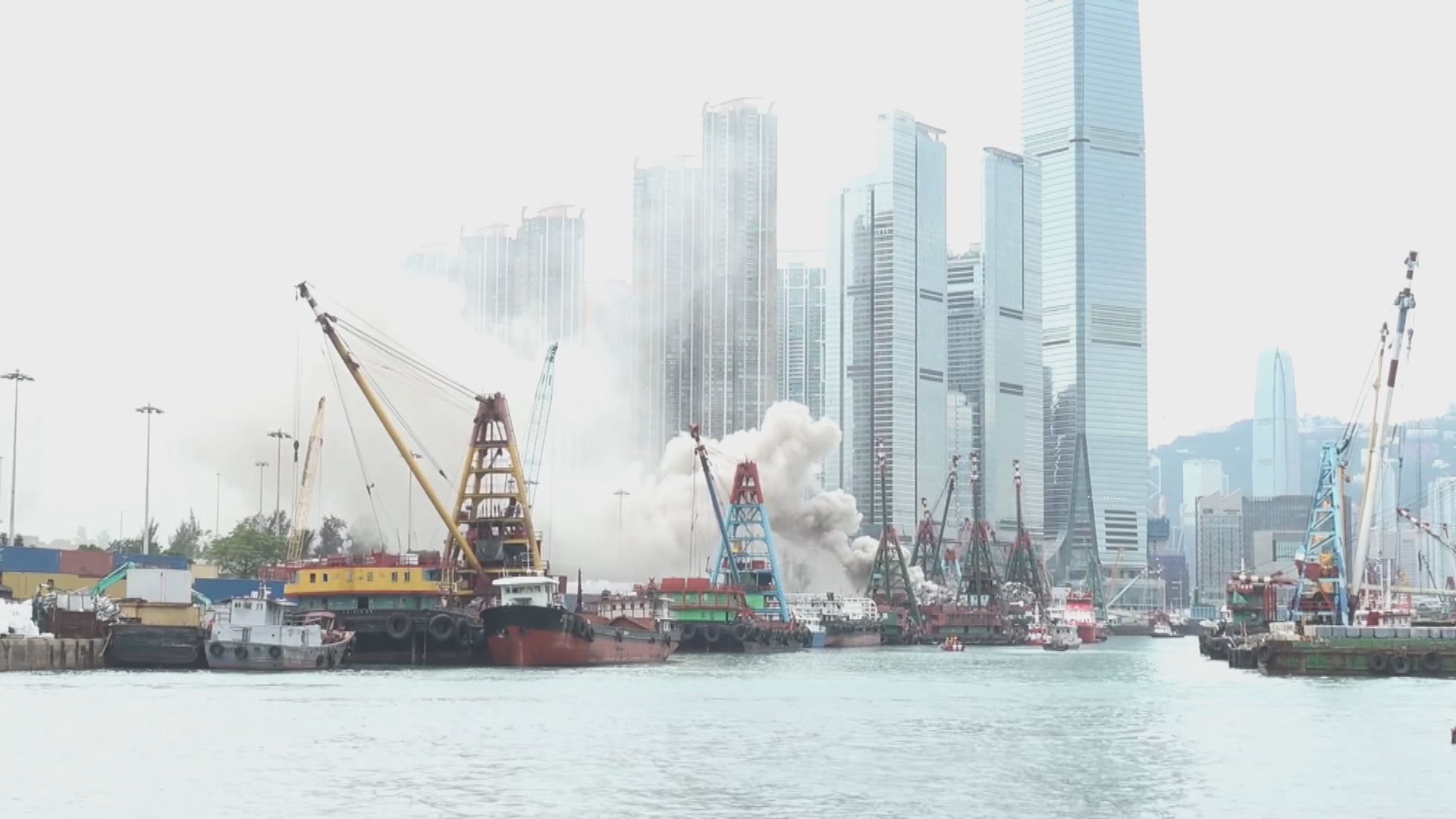新油麻地避風塘躉船廢料起火