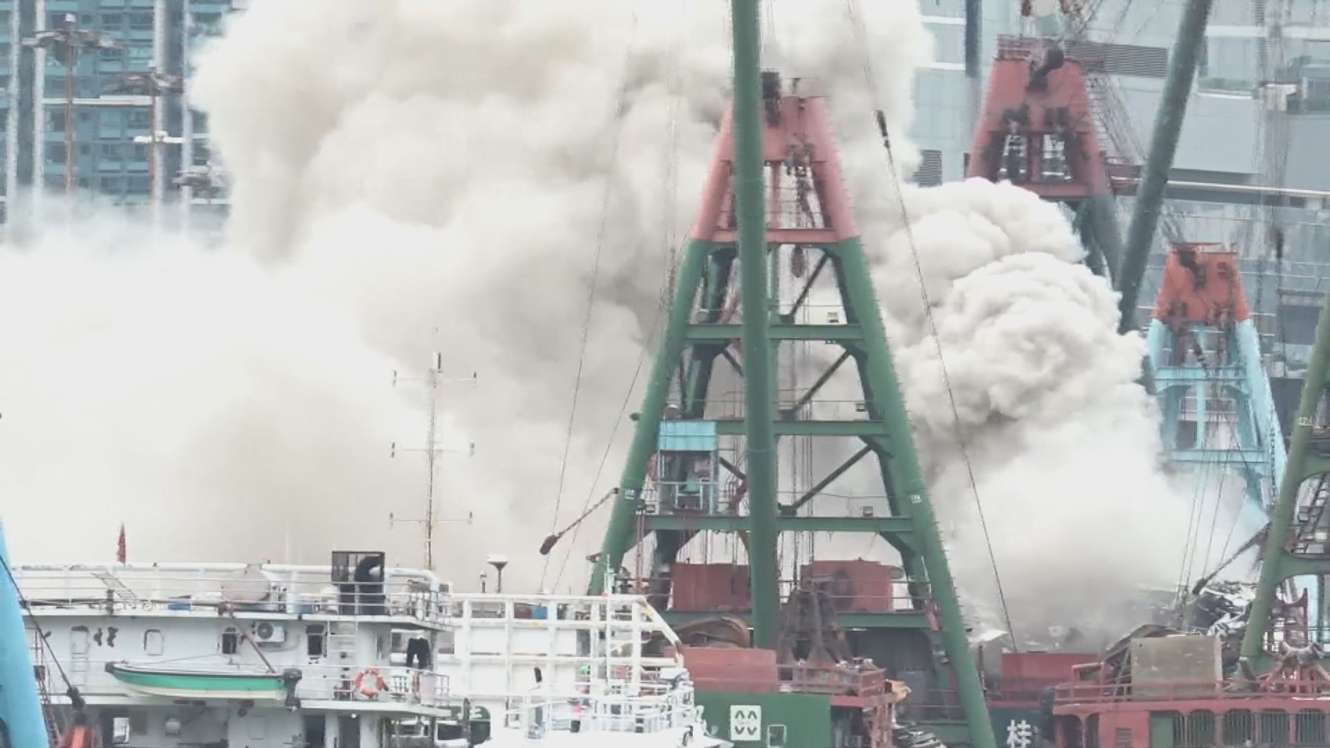 新油麻地避風塘躉船廢料起火　焚燒逾四小時後救熄