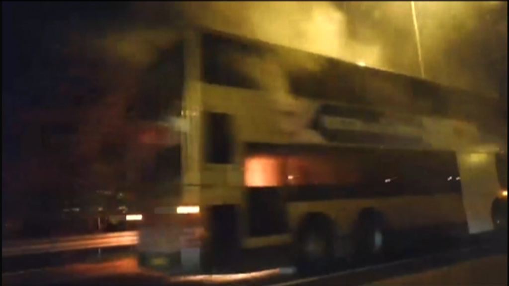 九巴大老山公路起火一人輕傷