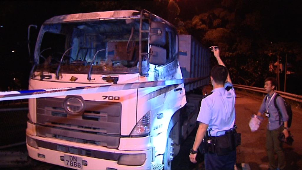 將軍澳兩泥頭車被縱火焚毀