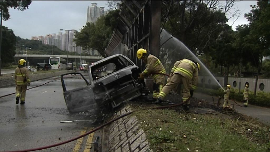 私家車失事剷石壆後起火無人傷