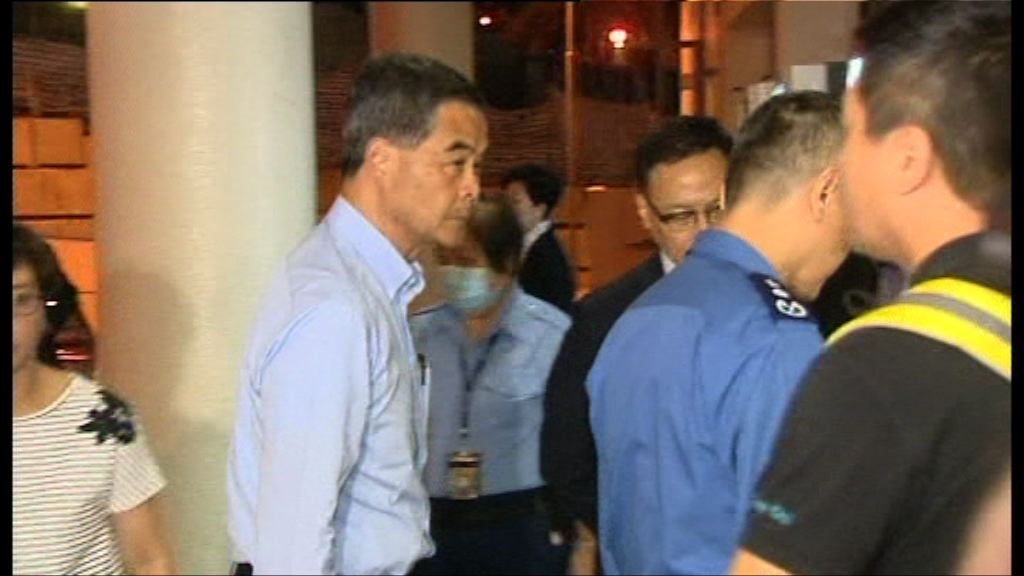 梁振英到聯合探望入院消防員