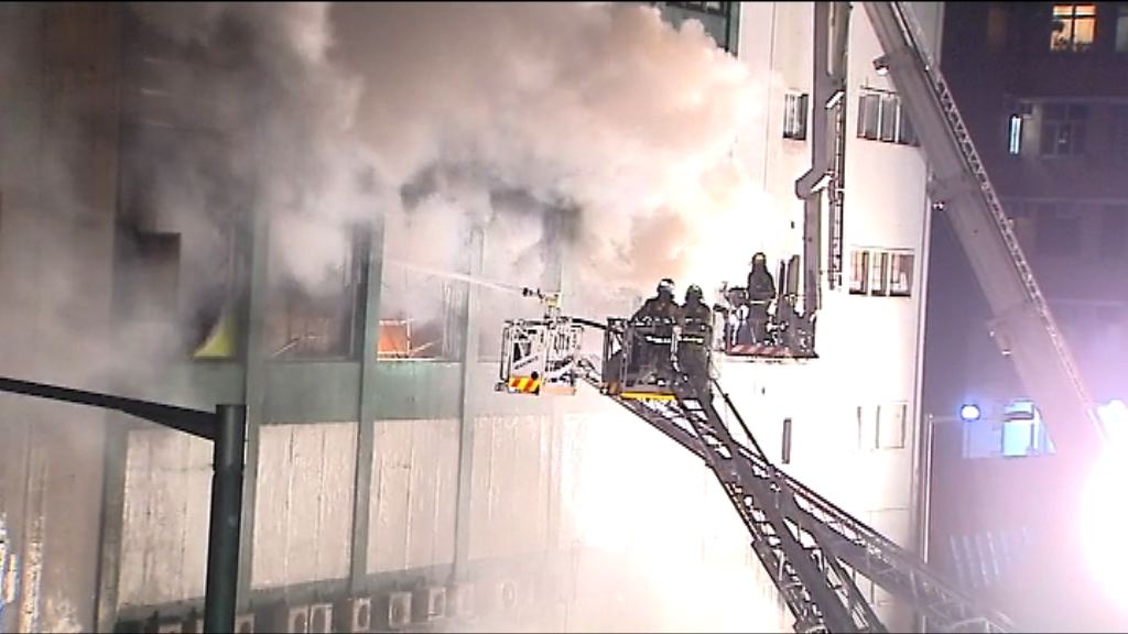 迷你倉四級火仍未救熄　一消防殉職