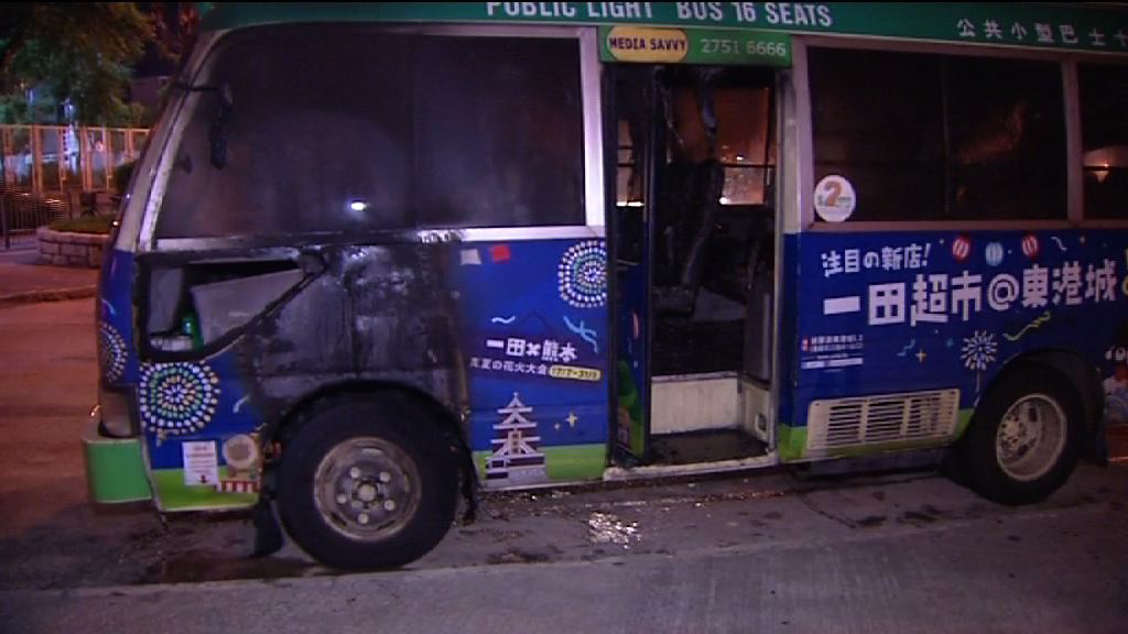 西貢專線小巴疑機件過熱起火無人傷