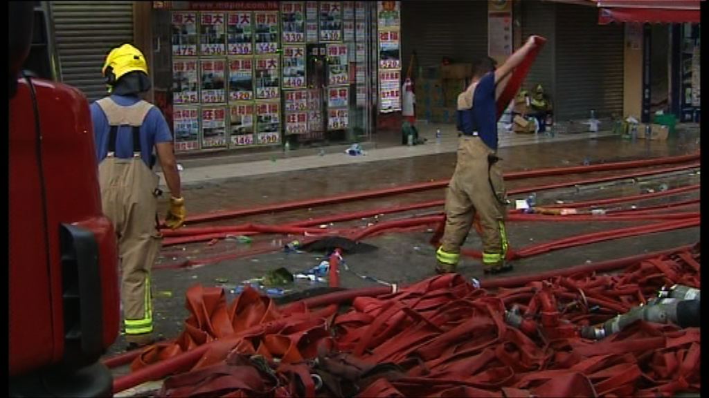 消防開始清理迷你倉火警現場