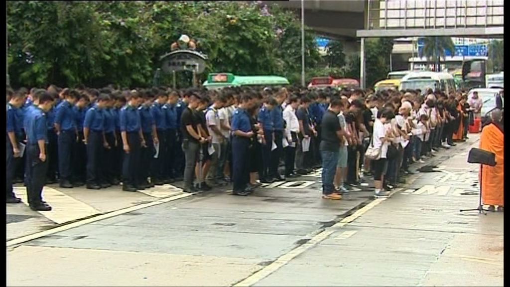 消防隊目許志傑路祭　家人同袍獻花悼念