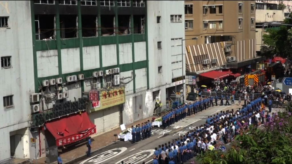 高級消防隊長張耀升路祭　大批市民排隊獻花