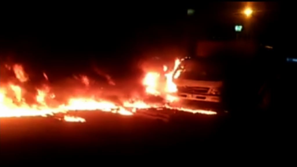 牛池灣村雜物起火波及輕型貨車