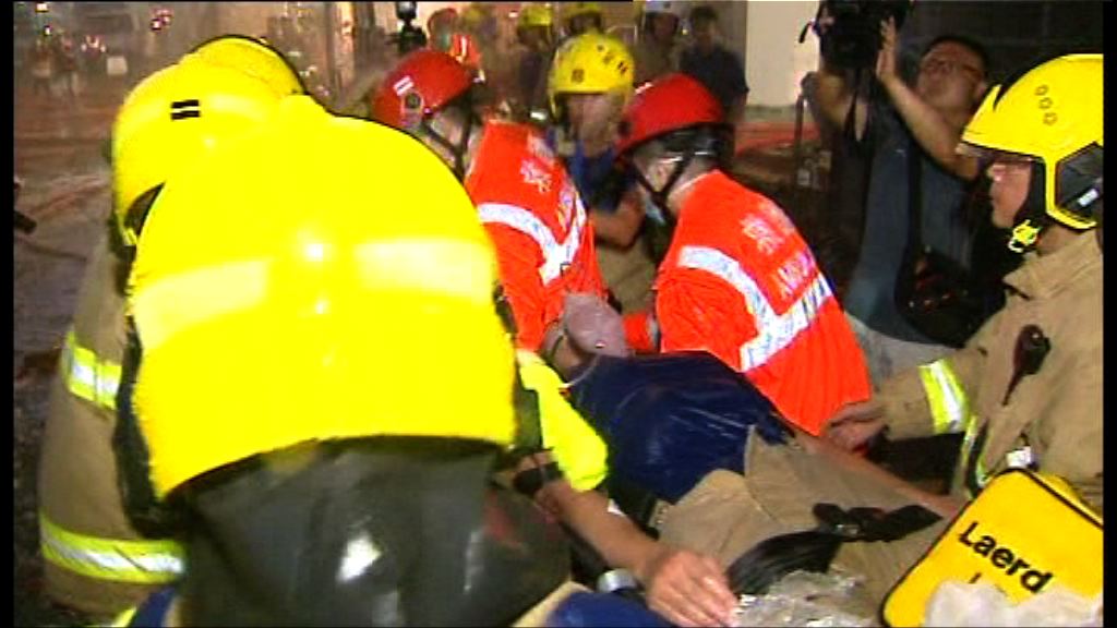 迷你倉大火　兩送院消防員情況嚴重