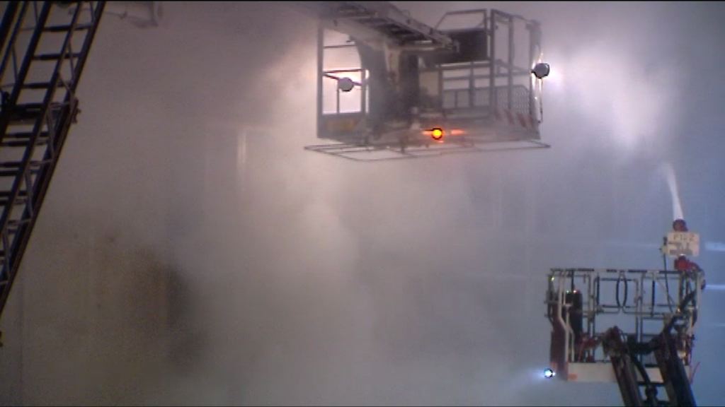 牛頭角迷你倉大火蔓延至四樓