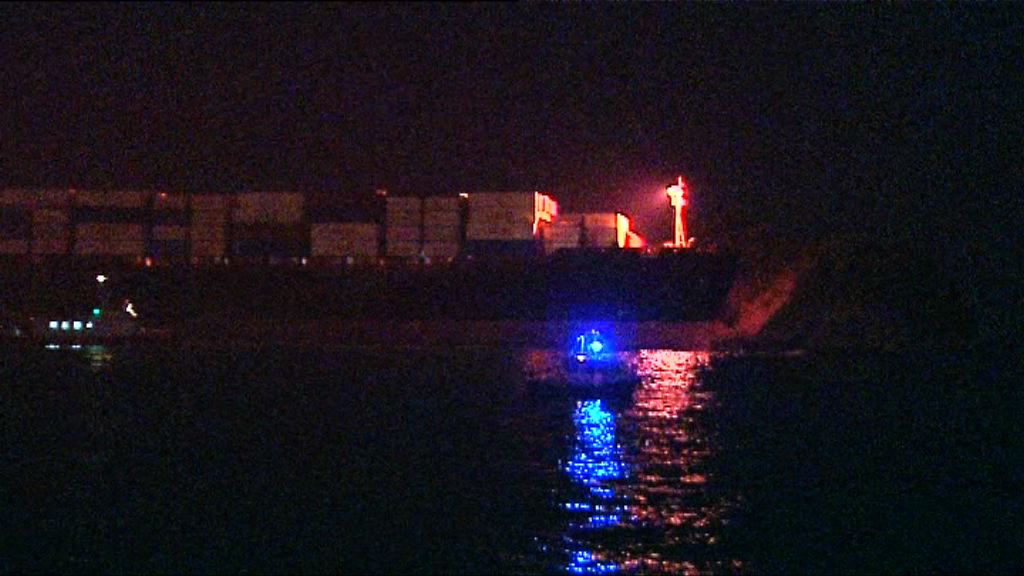 貨船疑失控撞向小島無人傷