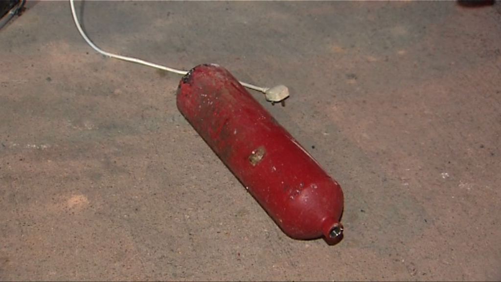 深水埗滅火筒彈上半空擊毀冷氣　一人傷