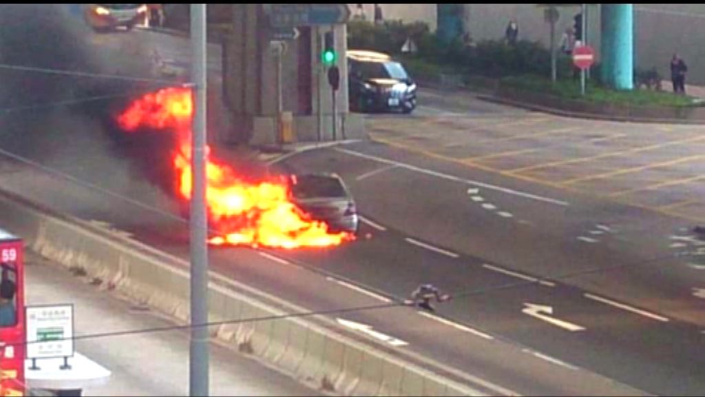 私家車疑機件故障起火無人傷