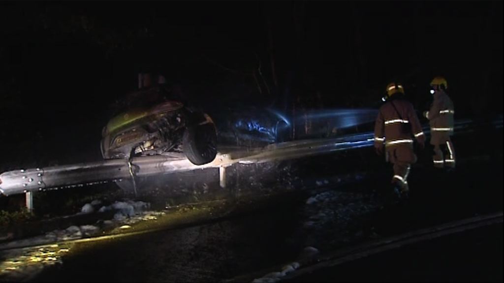 荃錦公路私家車撞欄起火三人傷