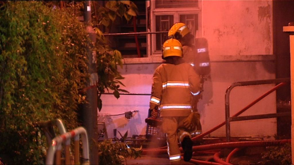 荃灣鐵皮屋起火十多人疏散