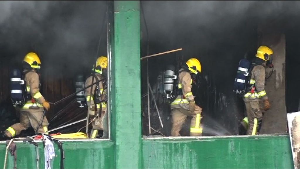 迷你倉大火逾兩日仍未熄　六樓未發現危險品