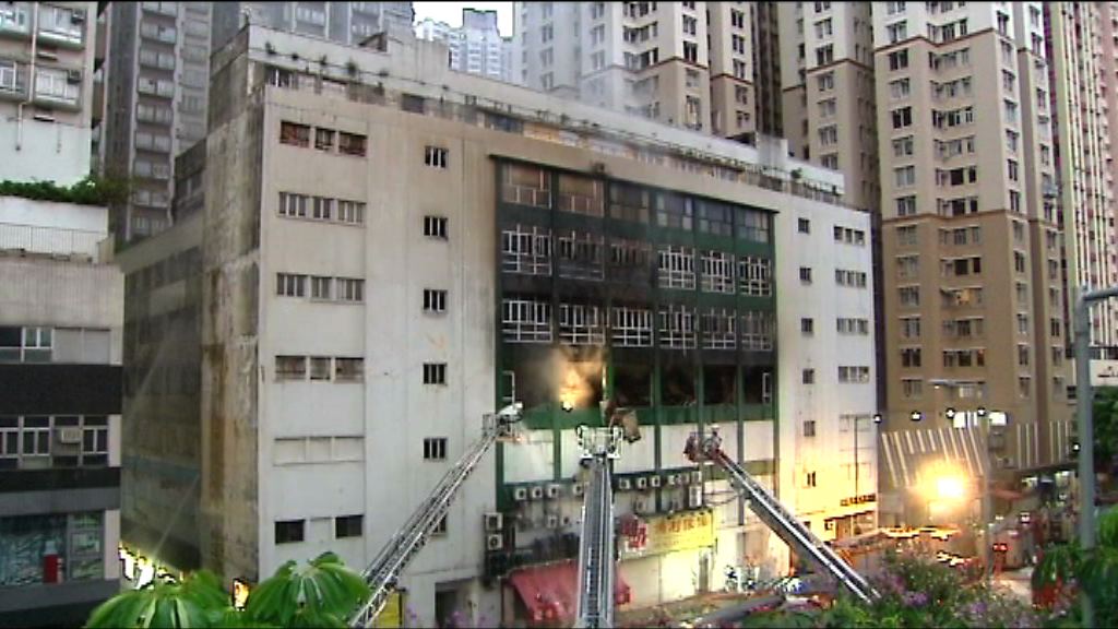 消防繼續向火場外圍射水降溫