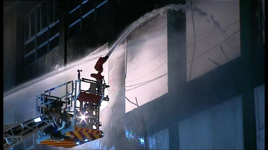 火場外圍恢復射水降溫防衛