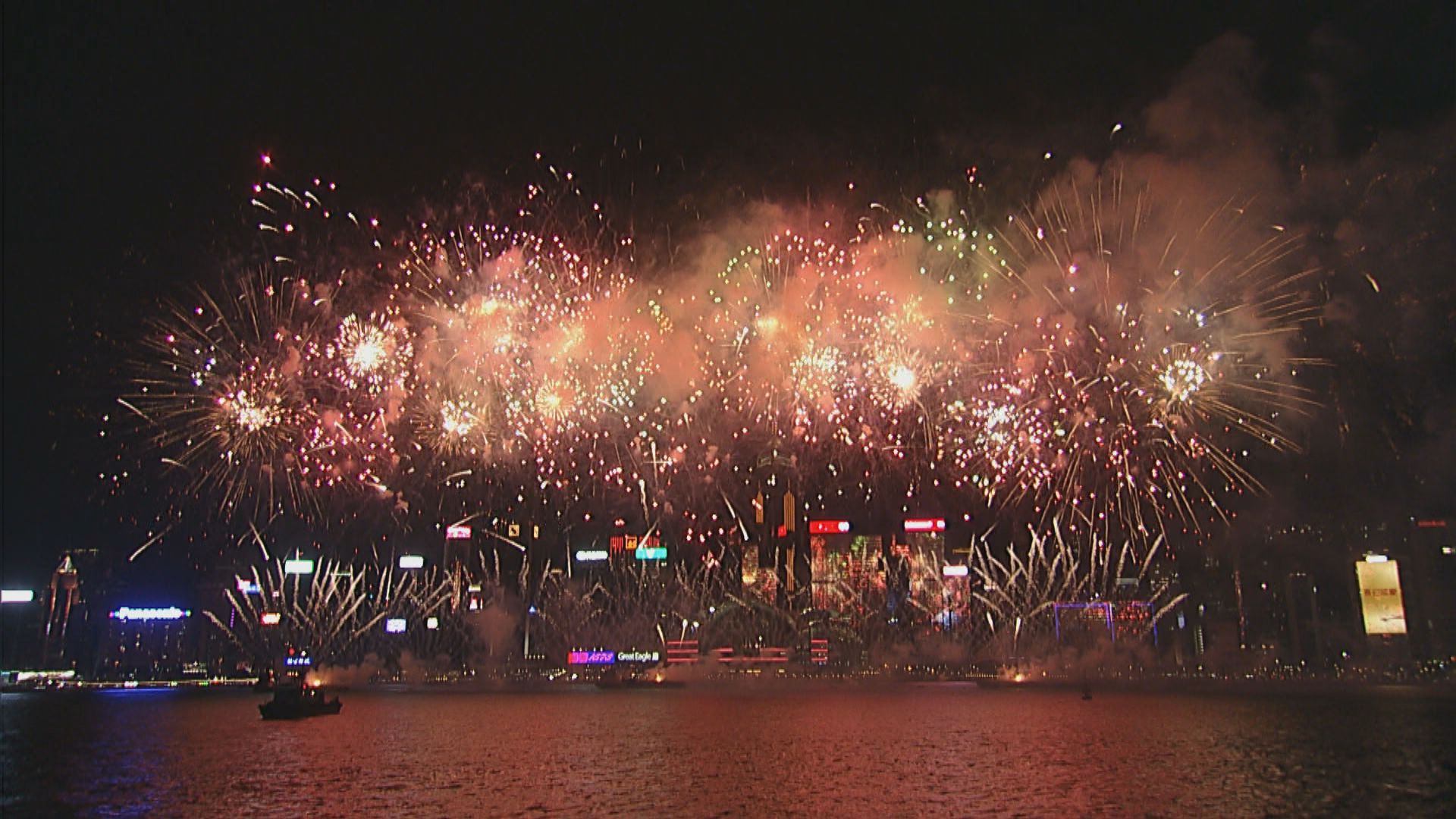 逾43萬人維港兩岸賞國慶煙花 大會首用5G技術配航拍新視角予觀眾