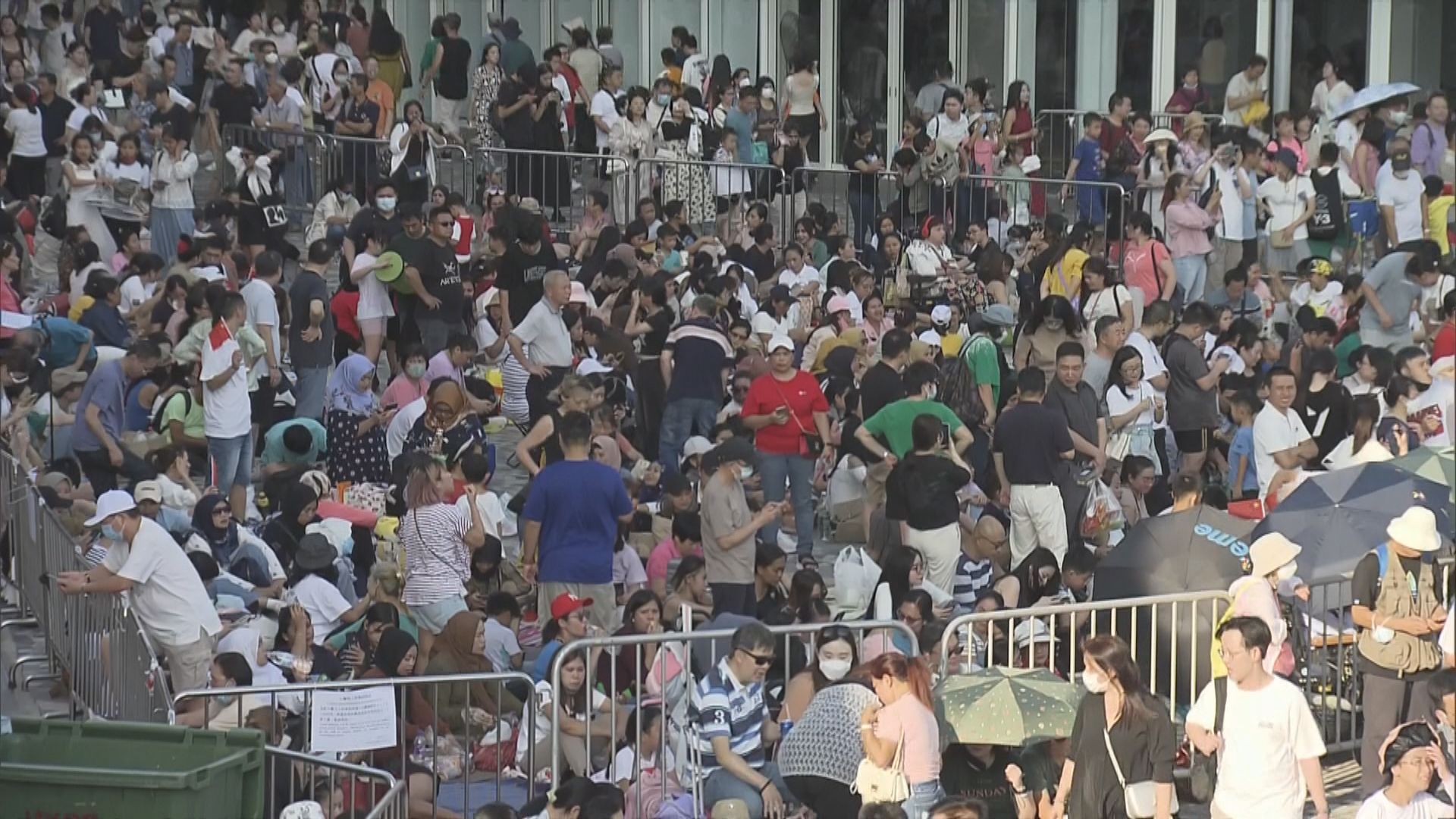 國慶煙花匯演晚上舉行 維港兩岸下午起有旅客霸位